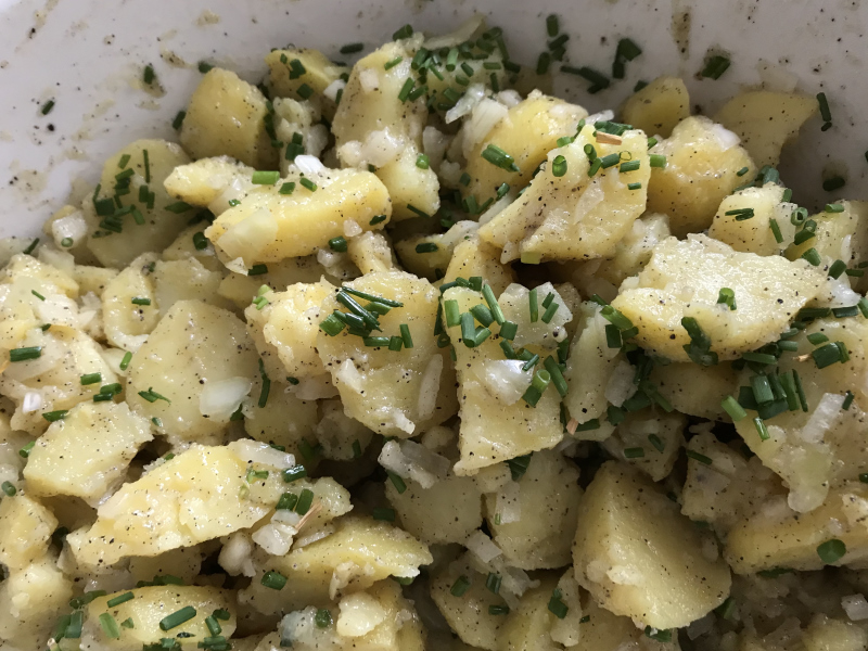 Kartoffelsalat mit Essig und Öl